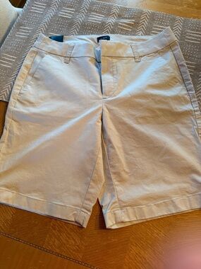 J. Crew Women’s 9” Khaki Flat-Front Cotton Shorts. Size 4